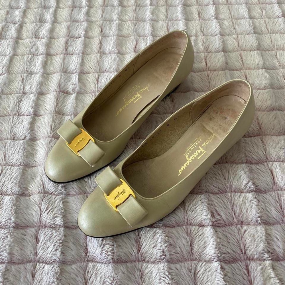 Vintage ‘80s ‘90s Salvatore Ferragamo VARA bow pumps Size 8